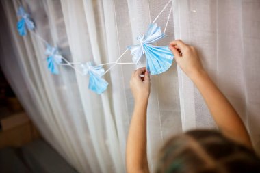 Tıbbi maskelerden yapılmış DIY meleği, sıfır atık Noel süsü, çelenk süsü, minnettar hasta konseptinin minnettarlığı, 2020 yılın kahramanı, yaşam tarzı