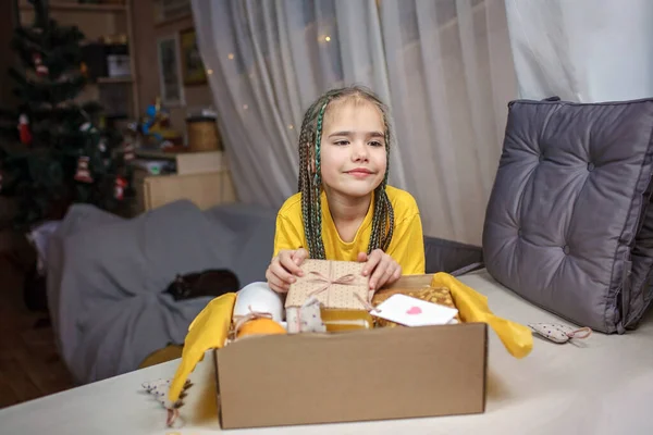 Menina Bonito Embalagem Caixa Cuidados Festivos Com Chá Mel Biscoitos — Fotografia de Stock