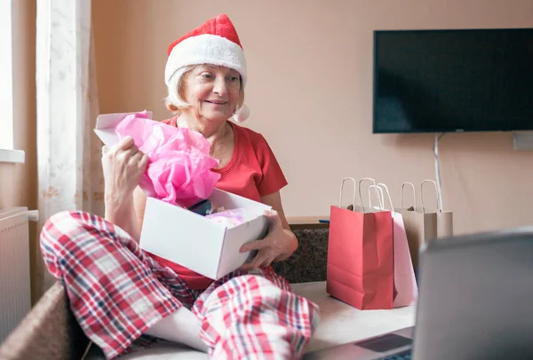 Безопасное Онлайн Празднование Рождества Старшая Женщина Красной Шляпе Санта Дает — стоковое фото
