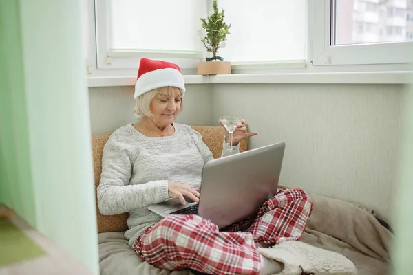 Безопасное Онлайн Празднование Старшая Женщина Держит Бокал Вина Празднует Рождество — стоковое фото