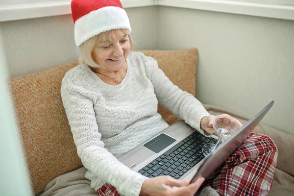 Безопасное Онлайн Празднование Старшая Женщина Держит Бокал Вина Празднует Рождество — стоковое фото