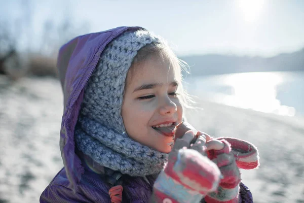 Kid andando na praia no inverno, temperatura fria e dia ensolarado, amor mantê-lo aquecido — Fotografia de Stock