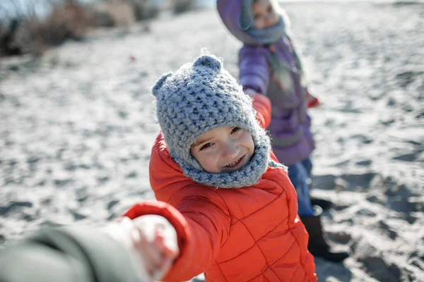 Família desfrutando de inverno juntos, crianças andando na praia no inverno, ao ar livre estilo de vida — Fotografia de Stock