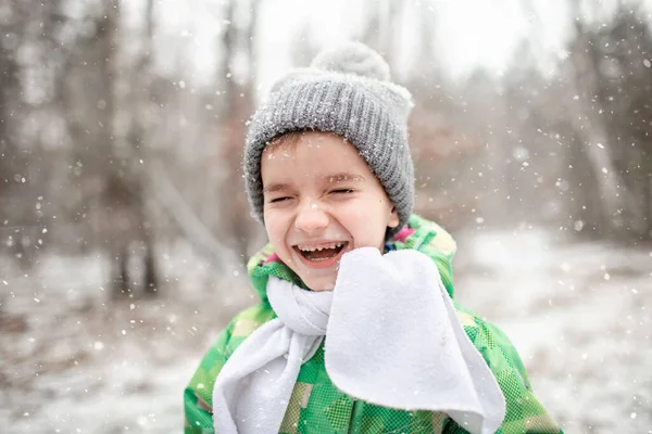 As crianças gostam de primeira neve na floresta de inverno, atividades sazonais ativas, estilo de vida — Fotografia de Stock