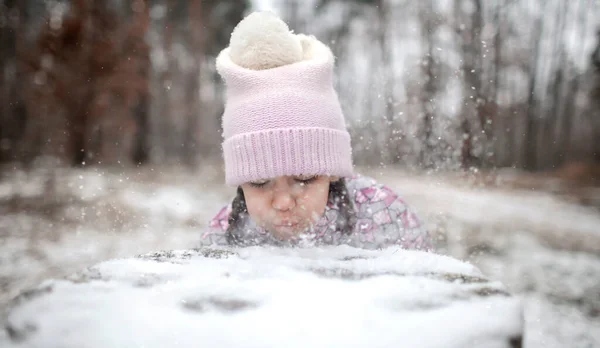 Dzieci cieszą się pierwszym śniegiem w lesie zimowym, aktywnymi czynnościami sezonowymi, stylem życia — Zdjęcie stockowe