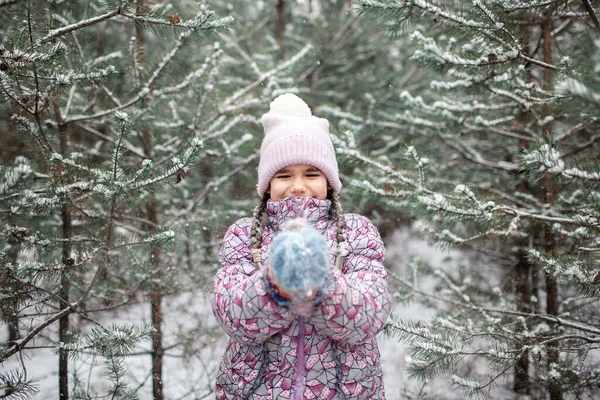 Dzieci cieszą się pierwszym śniegiem w lesie zimowym, aktywnymi czynnościami sezonowymi, stylem życia — Zdjęcie stockowe