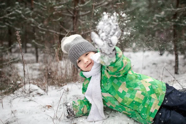 Děti mají první sníh v zimním lese, aktivní sezónní aktivity, životní styl — Stock fotografie