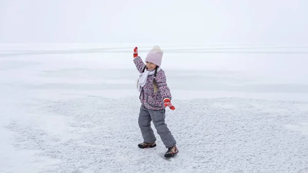 Dziewczyna baw się dobrze na zamarzniętym jeziorze, zima, sezonowe zajęcia na świeżym powietrzu, styl życia — Zdjęcie stockowe