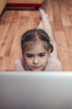 Evde online bale dersinden sonra dans sınıfı arkadaşlarıyla sohbet eden genç bir balerin.