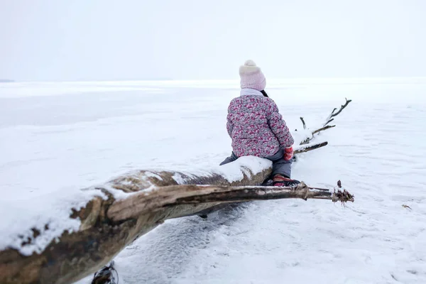 Dziewczyna baw się dobrze na zamarzniętym jeziorze, zima, sezonowe zajęcia na świeżym powietrzu, styl życia — Zdjęcie stockowe