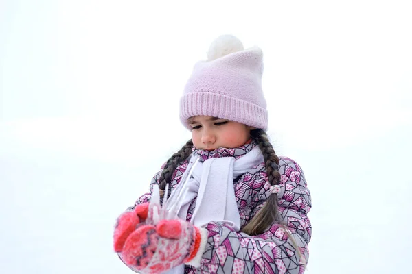 Flicka samla en vinter gäng istappar och smaka på dem, säsongsbetonade utomhusaktiviteter, livsstil — Stockfoto