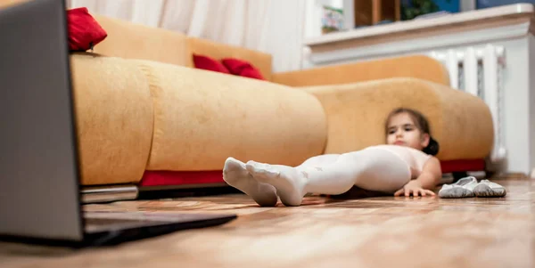 Ung ballerina praktiserar klassisk koreografi under online-klass hemma, isolering — Stockfoto