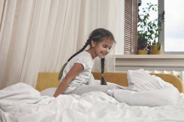 Pijamada mutlu sabahları yatakta dinleniyor, sağlıklı bir şekilde uyuyor.