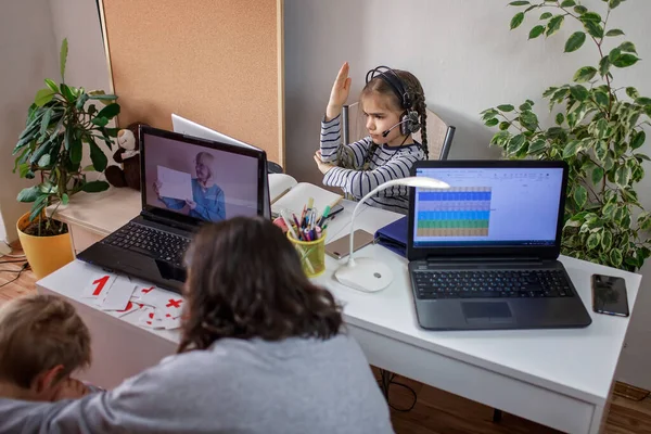 Παιδιά που κάνουν την εργασία και η μητέρα που εργάζονται σε απευθείας σύνδεση σε ένα δωμάτιο, μακρινή εκπαίδευση στο σπίτι — Φωτογραφία Αρχείου