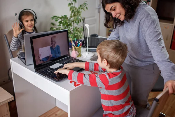 1つの部屋でオンラインで仕事をしている子供たち家で遠くの教育 — ストック写真