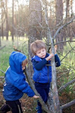 Gerçek erkek arkadaşlığı, kargalar arasında dolaşma, tecrit bittiğinde her zamanki oyun alanından uzaklaşma. İki çocuk selamlaşma ve destek için beşlik çakıyor, açık hava yaz yaşam tarzı.