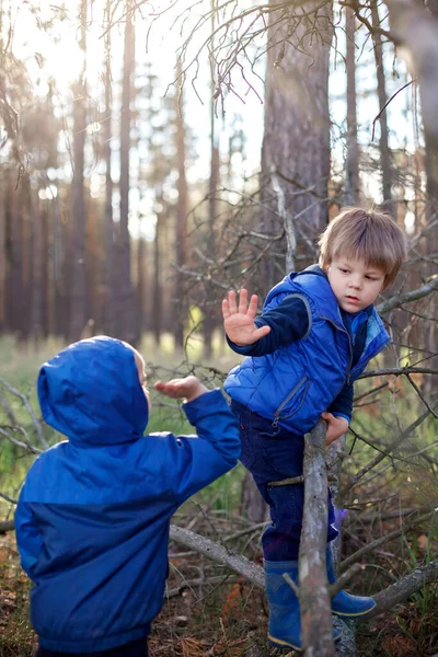 Verdadera amistad de hombres, salida de lugares cantados. Dos niños que se dan cinco por apoyo. — Foto de Stock