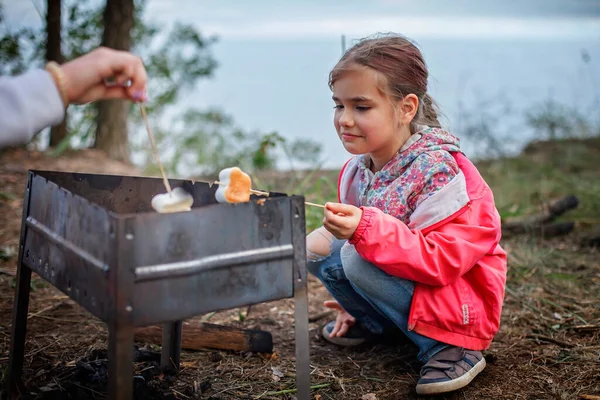 새로운 정상적 탈출구 야생의 그리고 가족의 아이들은 불옆에 마시멜로를 요리하고 — 스톡 사진
