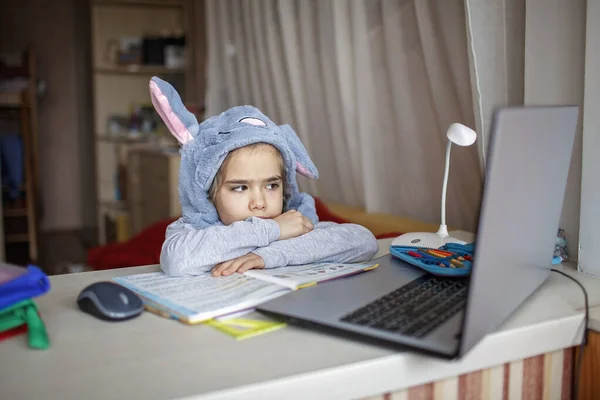 Дистанционное Образование Онлайн Занятия Красивая Школьница Смешной Кроличьей Шляпе Ушами — стоковое фото