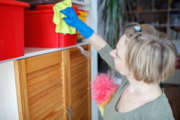 Счастливая Женщина Убирает Дом Пылесосом Вытирает Пыль Полок Моет Окна — стоковое фото