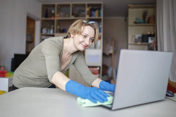 Donna Felice Pulizia Casa Pulire Polvere Dal Computer Parlare Con — Foto Stock