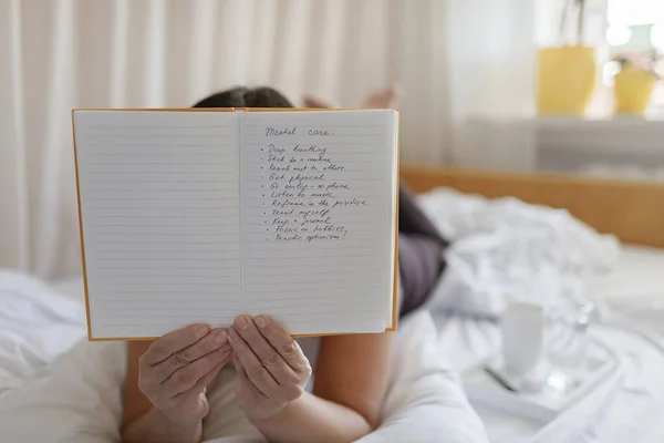 Atención Salud Mental Pensamiento Positivo Concepto Bienestar Mujer Atractiva Acostada — Foto de Stock