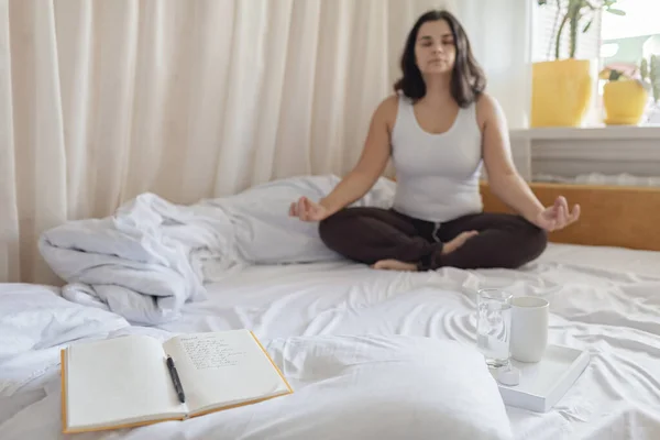 Cuidados Saúde Mental Pensamento Positivo Conceito Bem Estar Mulher Deitada — Fotografia de Stock