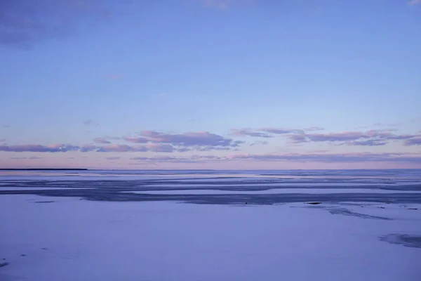 Hermoso paisaje de lago helado como un desierto, puesta de sol en invierno, fondo, espacio de copia — Foto de Stock