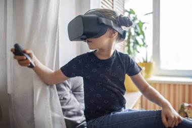 Sanal gerçeklikteki tatlı kız Google 'da evde uzaktan eğitim deneyi yapıyor.