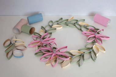 Paskalya kutlaması için tuvalet kağıdından çelenkler çocuklar için sıfır atık aracı, tarafsız pastel