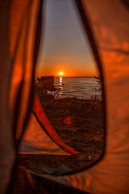 Yazın kamp alanındaki vahşi deniz sahilinde güzel bir gün doğumu. Yerel turizm ve zihinsel dinlenme