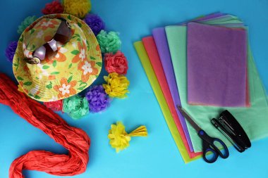 Kağıt çiçekli Hawaii çelengi