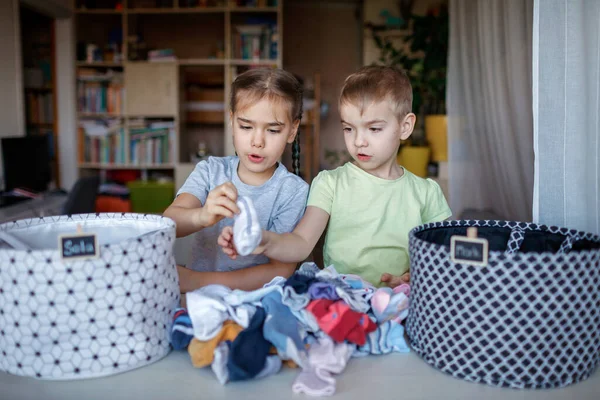 Çocuklar odayı temizler, çorapları sınıflandırır ve onları kişisel sepetlere koyarlar. Her gün rutin eğlence.