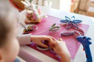 Çevrimiçi ana kurs aracılığıyla tuvalet kağıdı tüpüyle çiçek yapan kız, sıfır atık Paskalya ve Anneler Günü