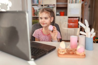 Çelenkli kız, çelenk, aileyi bahar tatilinde internette karşılayan yumurta, sıfır ziyan yiyen kız.