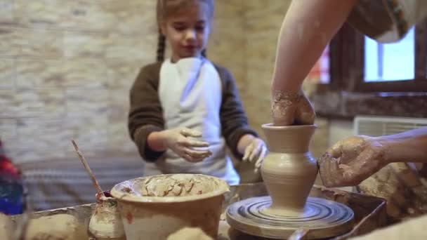 Meisje spelen met modelleren klei op aardewerk wiel in de werkplaats, ambachtelijke kunst, ambachtelijke hobby en vrije tijd — Stockvideo