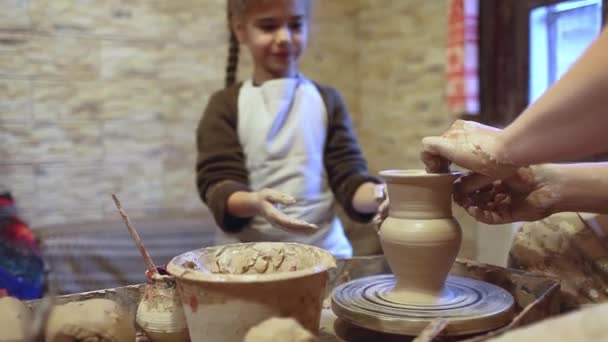 Fille jouer avec la pâte à modeler sur roue de poterie à l'atelier, art artisanal, passe-temps artisanal et loisirs — Video