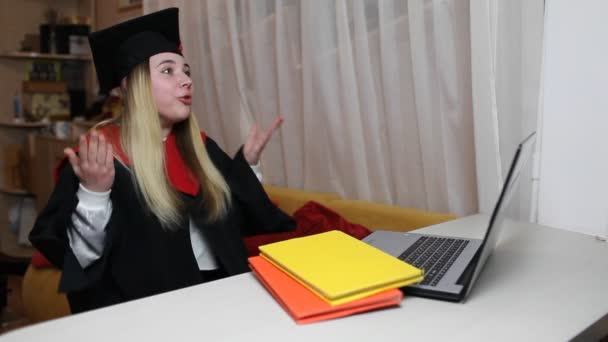 Una ceremonia virtual de graduación. Estudiante recibiendo felicitación de la familia durante videollamada en línea — Vídeos de Stock