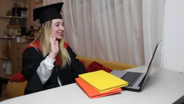 Una ceremonia virtual de graduación. Estudiante recibiendo felicitación de la familia durante videollamada en línea — Vídeos de Stock