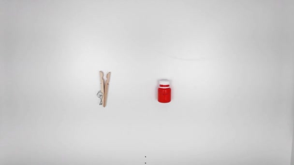 演示如何用木制衣针制作手工胡萝卜花环的视频 — 图库视频影像