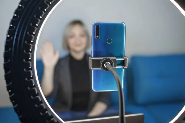 Kobieta rozmawiająca z kamerą i nagrywająca wideo ze smartfonem i lampą pierścieniową w domu, vlogger — Zdjęcie stockowe