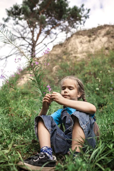 Lány pihenni a természetben, digitális méregtelenítő, menekülés és menekülés, helyi utazás és nyaralás — Stock Fotó