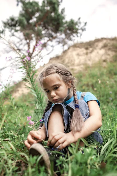 Chica relajándose en la naturaleza, desintoxicación digital, escape y escapada, viajes locales y vacaciones — Foto de Stock