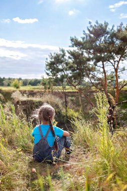 Güzel doğa manzarası, dinlenme ve dijital detoks, yerel seyahat ve tatile bakan bir kız.
