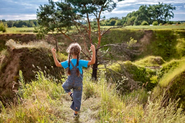 Girl looking at beautiful nature landscape and meditating, rest and digital detox, local travel — Stock Photo, Image