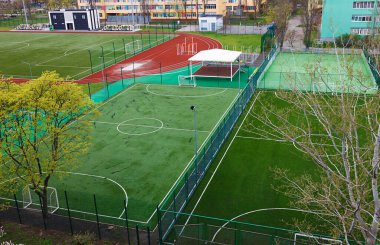 Futbol oynamak için açık şehir spor sahası. Stadyum, tecrit sırasında boş alan, üst manzara