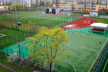 Futbol oynamak için açık şehir spor sahası. Stadyum, tecrit sırasında boş alan, üst manzara
