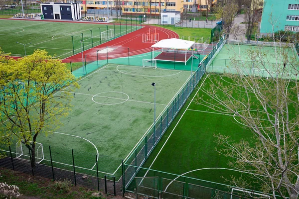 Abierto campos de deportes de la ciudad para jugar fútbol. Estadio, campo vacío durante el bloqueo, vista superior —  Fotos de Stock