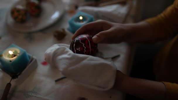 Процесс украшения украинских пасхальных яиц традиционным народным дизайном с использованием воск-резистентного метода — стоковое видео