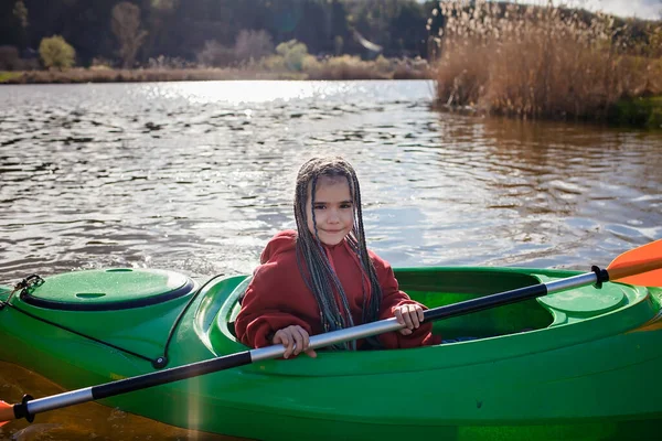 Happy preteen dívka kajak na řece, pádlo v ruce, letní tábor činnost, extrémní sport — Stock fotografie